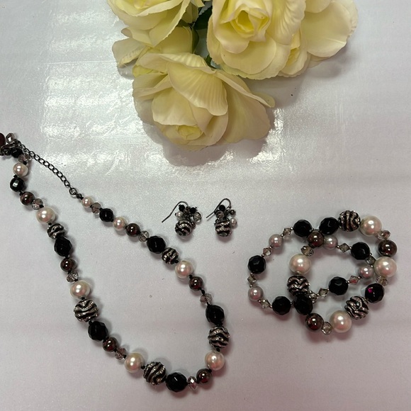 WHITE HOUSE BLACK MARKET JEWELRY MATCHING SET- NECKLACE, 2 BRACELETS & EARRINGS - Picture 2 of 15